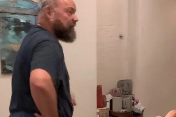 Vader vindt shorts van dochter veel te kort en leert haar een hilarisch lesje