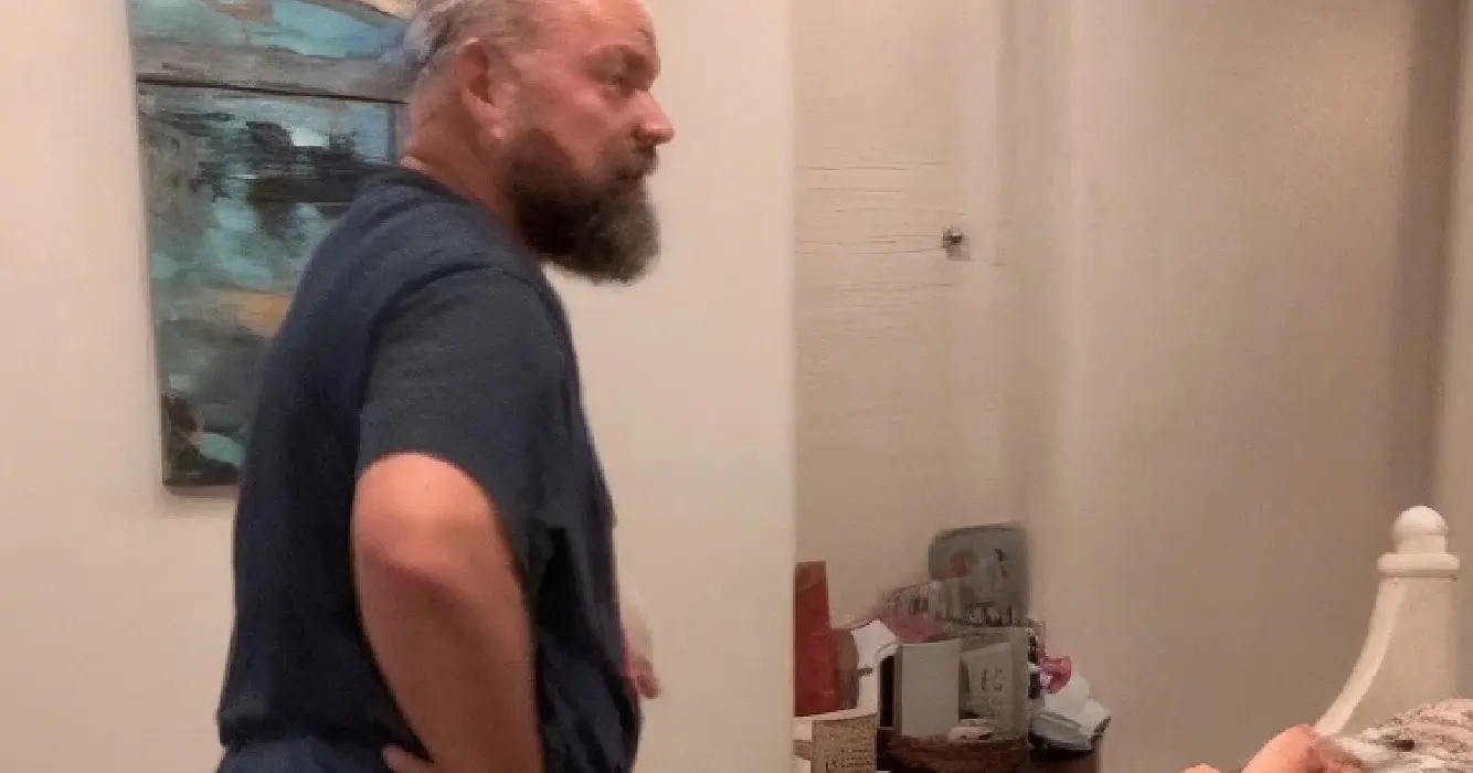 Vader vindt shorts van dochter veel te kort en leert haar een hilarisch lesje
