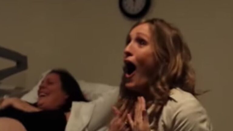 Zwangere vrouw krijgt een echo dan realiseert haar zus dat er iets aan de hand is