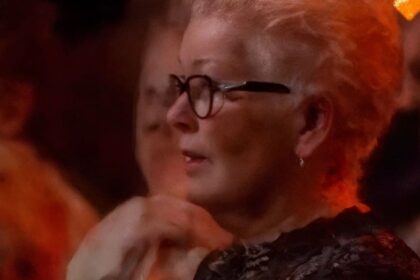 De vrouw is overstuur tijdens de show van Paul de Leeuw wat hij dan doet is zo ongelofelijk mooi