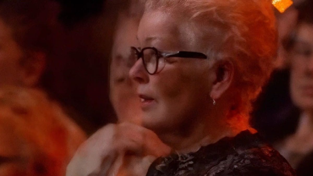 De vrouw is overstuur tijdens de show van Paul de Leeuw wat hij dan doet is zo ongelofelijk mooi