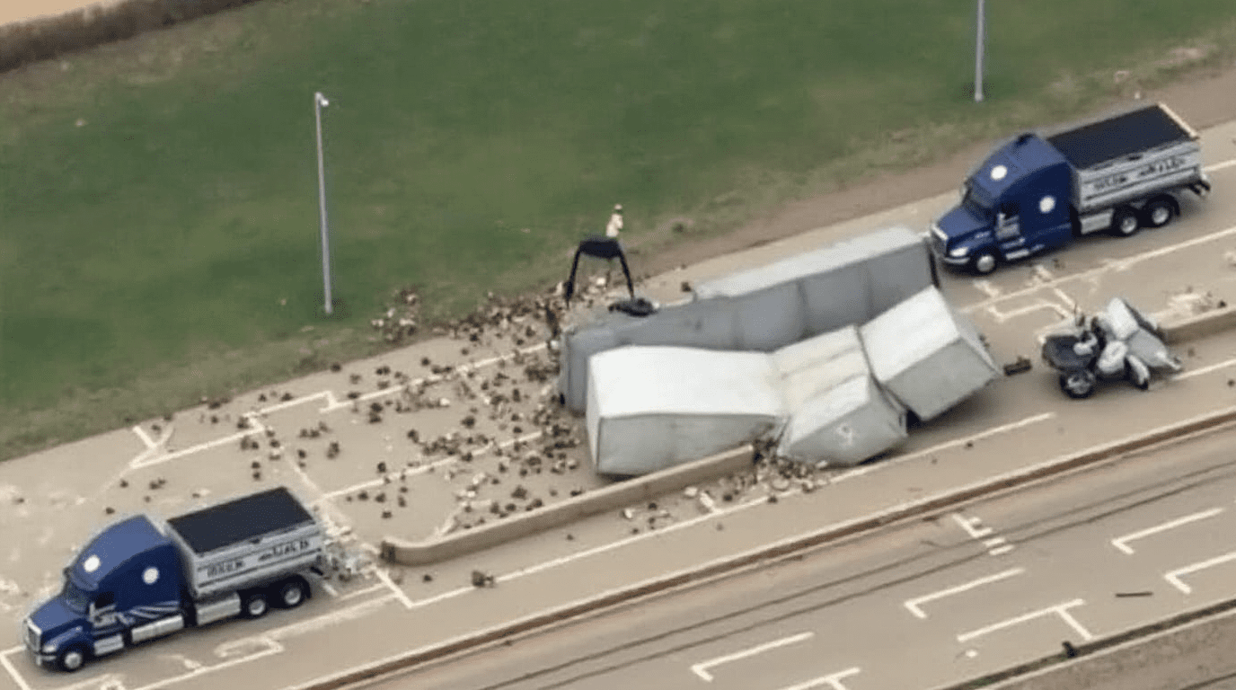 Vrachtwagen vol erotisch speelgoed en glijmiddel kantelt en blokkeert snelweg