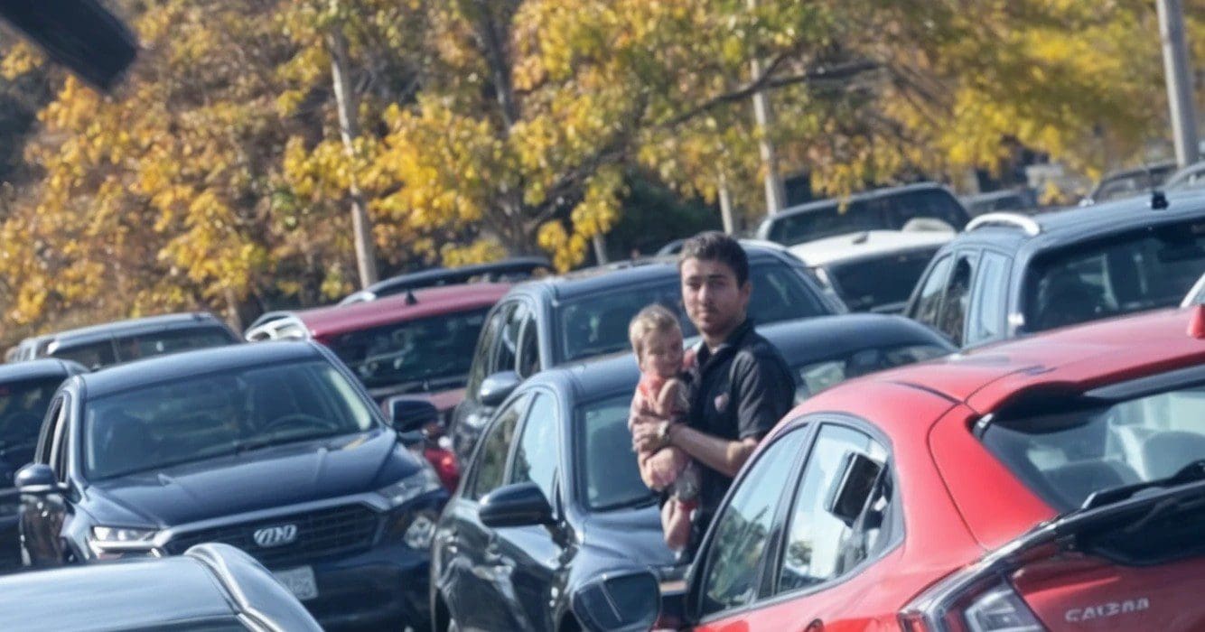 Ouders laten hun baby achter bij de autodealer zodat ze proefrit kunnen maken