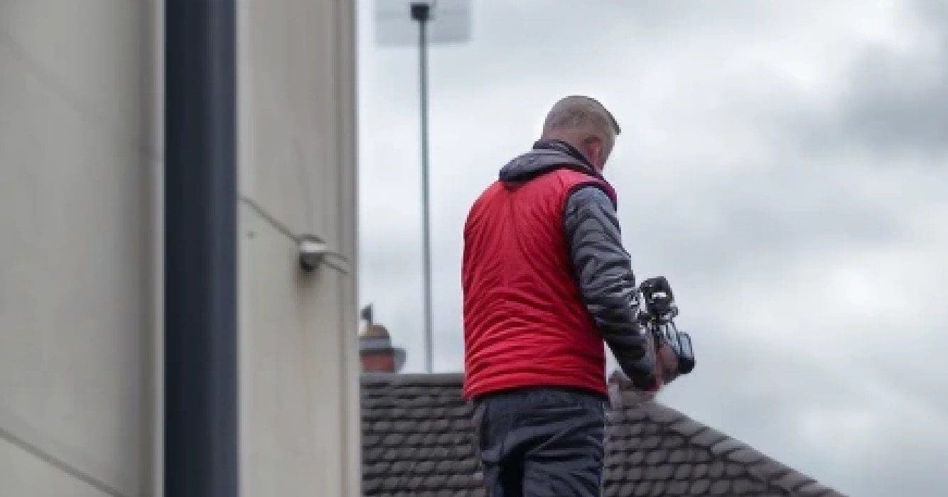 Woedende aannemer neemt wraak met kettingzaag als hij niet betaald krijgt 