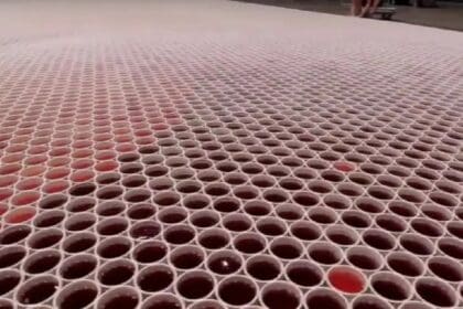 Ze plaatste 66 000 bekers en vulde ze met water en als de camera uitzoomt adembenemend