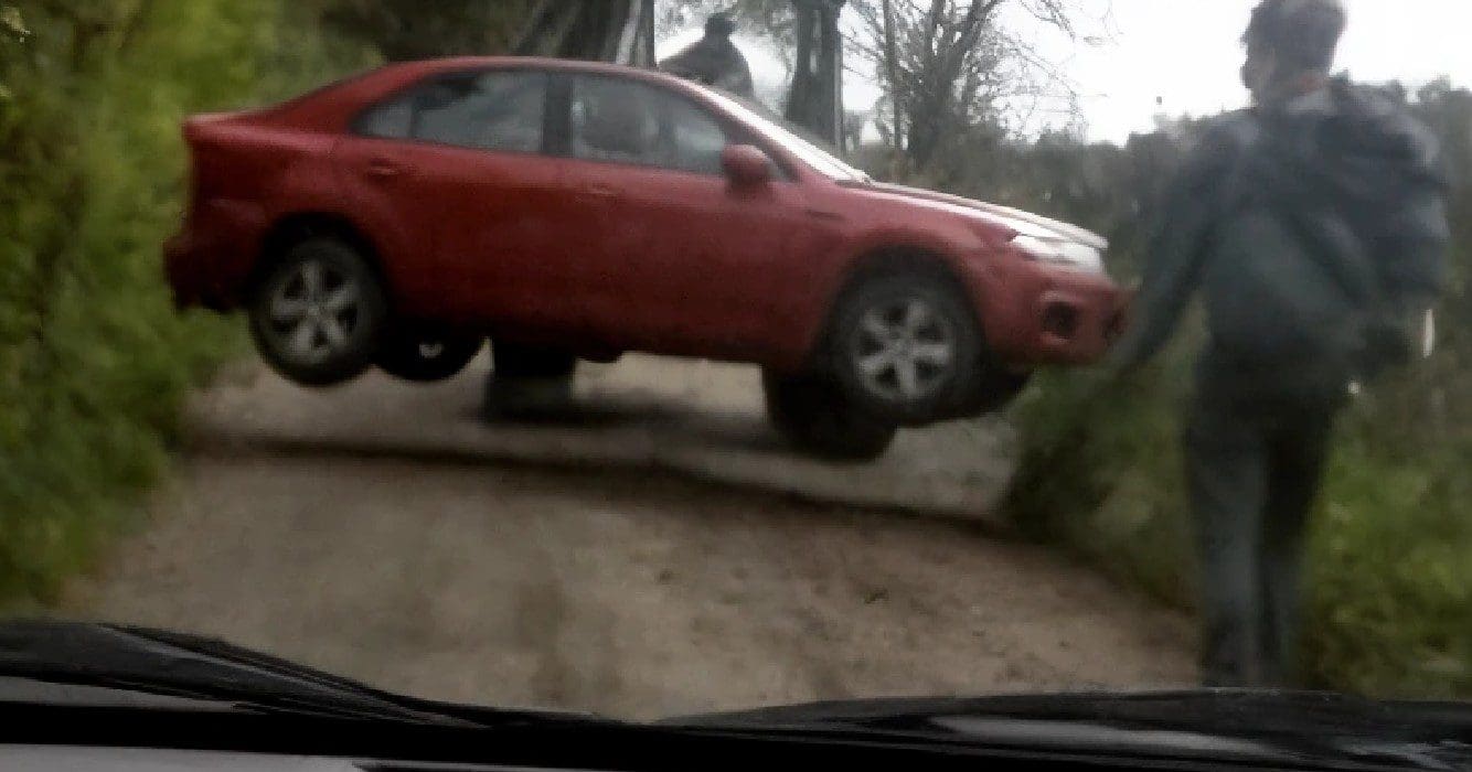 Boze boer leert automobilist die auto pal voor ingang wei parkeert een lesje
