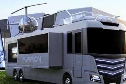 Camper heeft een bubbelbad en helikopter op dak een zomerse droom van vele vakantiegangers