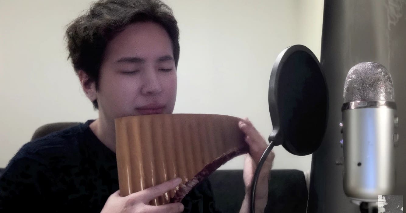 Je hoort you raise me up op een panfluit het resultaat is tegelijk prachtig en griezelig