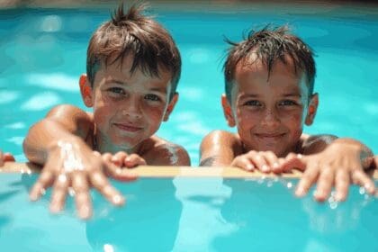 Jongetje 7 dreigt in zwembad te verdrinken dan grijpen twee dappere buurjongens in