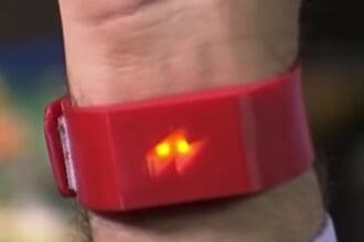 Deze armband geeft je een schok als je te veel snoep eet