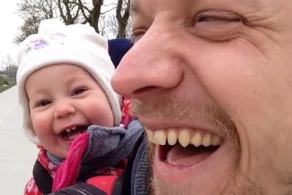 Deze schattige video van een vader en zijn baby verovert harten