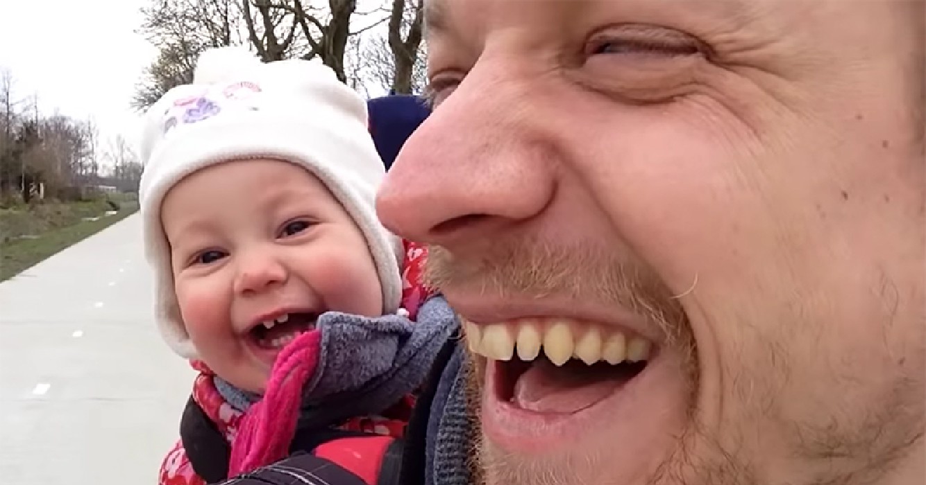 Deze schattige video van een vader en zijn baby verovert harten