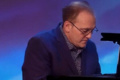 Jury hoort iets achter hun rug wanneer ze zich omdraaien zijn ze sprakeloos