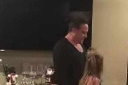 Vader en zijn twee dochters stormen de woonkamer in – maar let op wat hij daarna doet