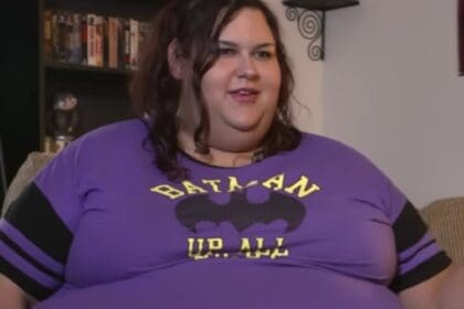 Vrouw laat zich voeden door haar vriend om de zwaarste vrouw ter wereld te worden