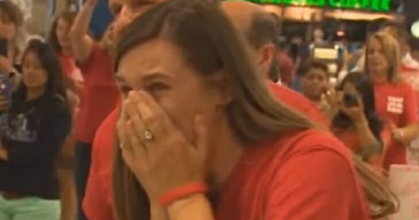 Stel adopteert meisje (6) dat niemand wilde - haar eerste woorden aan haar nieuwe mama zijn hartverwarmend