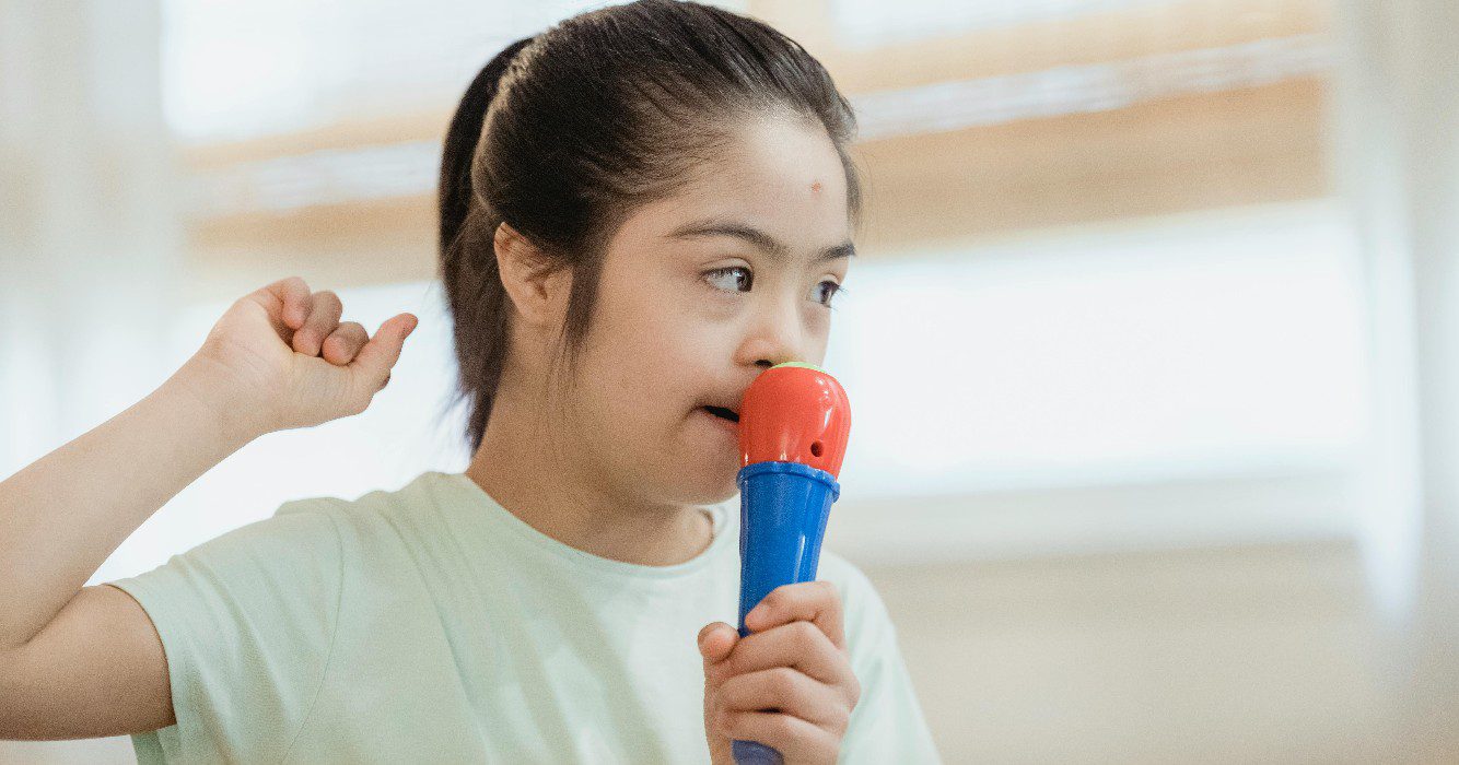 Man annuleert bruiloft nadat verloofde boos wordt als hij nichtje met Down als bloemenmeisje wil