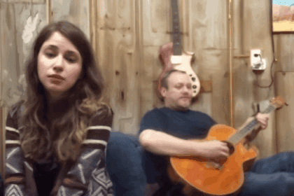 Haar vader speelt een klassieker uit 1973. Maar dan begint zijn dochter te zingen. Kippenvel! Het gaat om cover van Jolene