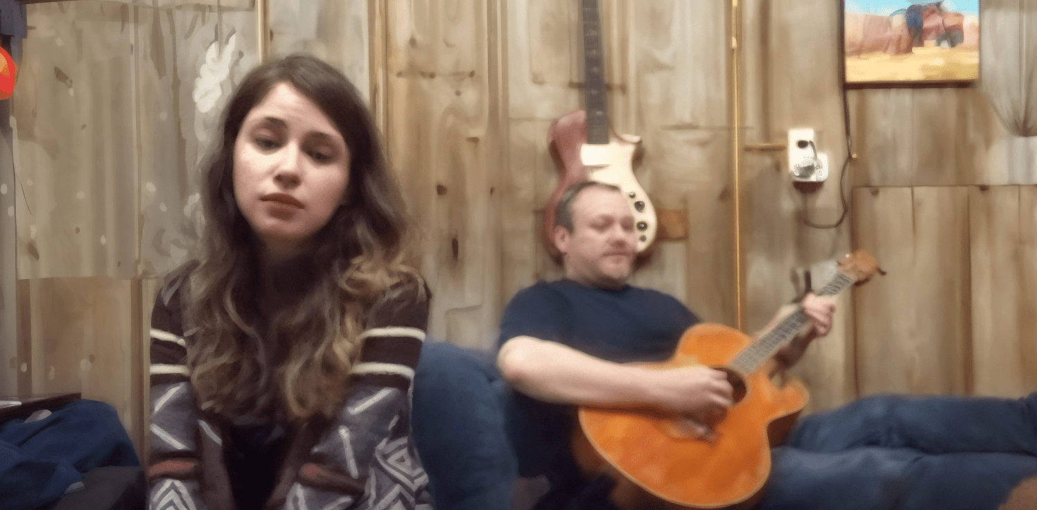 Haar vader speelt een klassieker uit 1973. Maar dan begint zijn dochter te zingen. Kippenvel! Het gaat om cover van Jolene