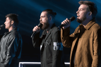 Tijdens de battles van “The Voice” zingen ze “You Raise Me Up” – zo mooi heb je het nog nooit zó gehoord!