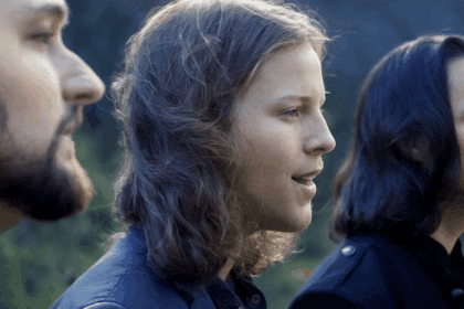 5 mannen staan a capella in het midden van een bergdal te zingen – luister goed als ze beginnen te zingen