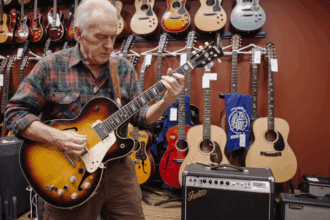 80-jarige probeert een gitaar uit in de winkel – seconden later maakt hij de eigenaar van de winkel sprakeloos