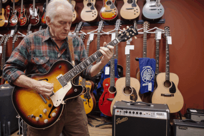80-jarige probeert een gitaar uit in de winkel – seconden later maakt hij de eigenaar van de winkel sprakeloos