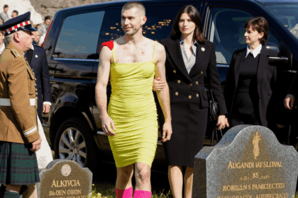 Man verschijnt na belofte op begrafenis met een felgekleurde jurk aan