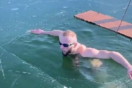 Man trotseert winterkou met ijskoud bad maar zie nu onverwachte wending als hij springt