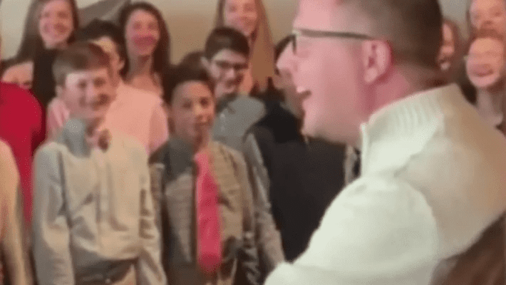 leerlingen verrassen leraar huwelijk