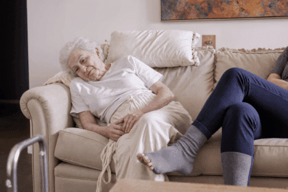 De dochter filmde stiekem de verzorger in de kamer van haar zieke moeder - wat ze dan filmt laat het internet koken van woede. Verzorgster in deze video mishandelt oudere vrouw.