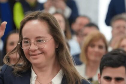 vrouw schrijft geschiedenis als eerste spaanse parlementarier met het syndroom van down