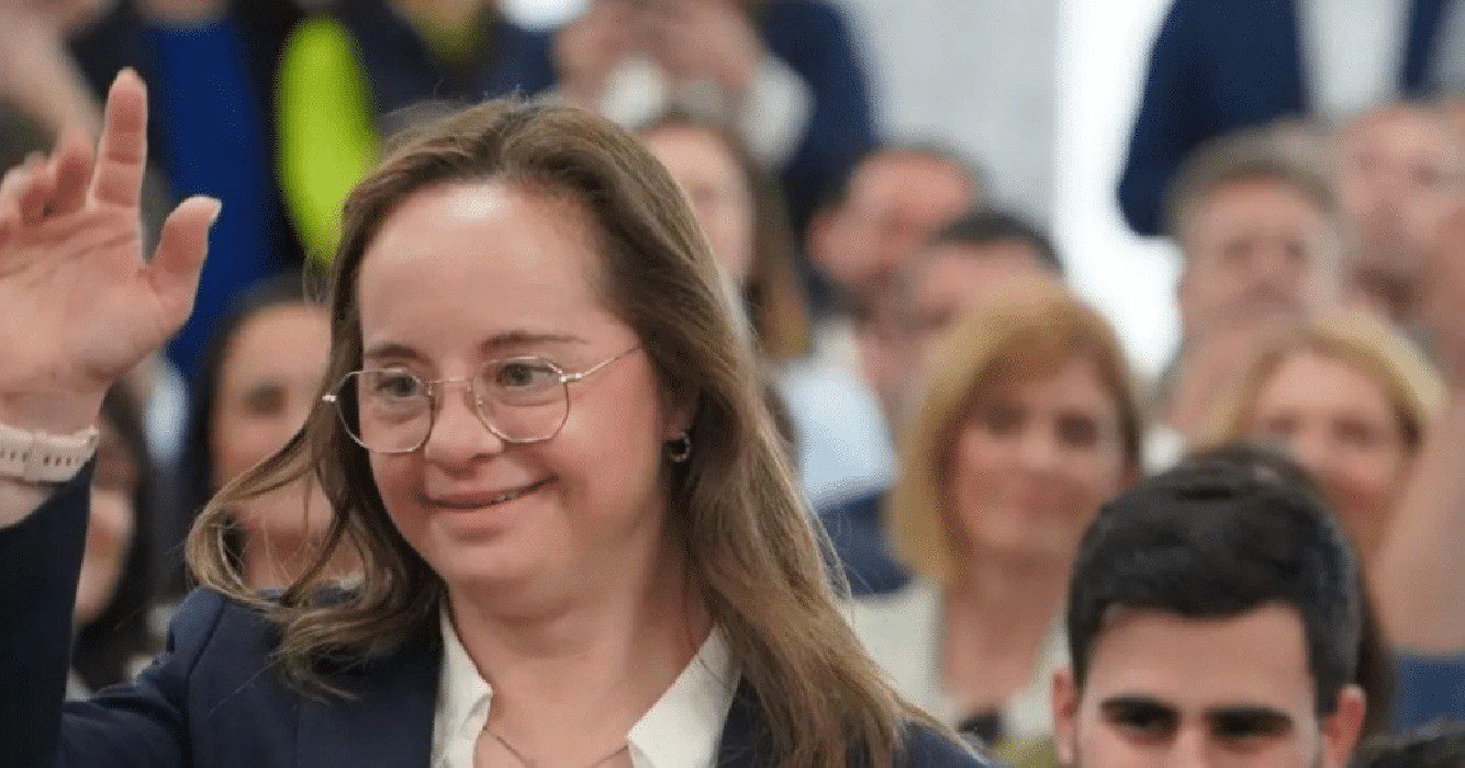 vrouw schrijft geschiedenis als eerste spaanse parlementarier met het syndroom van down