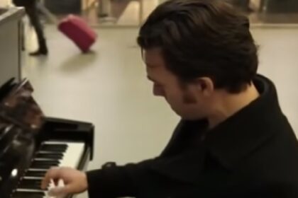 Man gaat achter openbare piano zitten snel stromen er veel mensen naar toe video