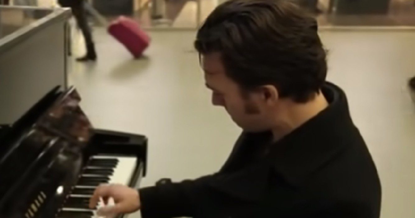 Man gaat achter openbare piano zitten snel stromen er veel mensen naar toe video