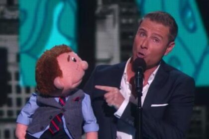 Buikspreker wordt boos op zijn pop en laat hem alleen op podium achter