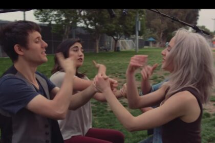 Ze klappen in hun handen en zetten a capella in. Je hebt Adele’s ‘Send my Love’ nog nooit zo gehoord