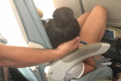 Vader houdt hoofd dochter gedurende 45 minuten vast zodat ze goed kan slapen