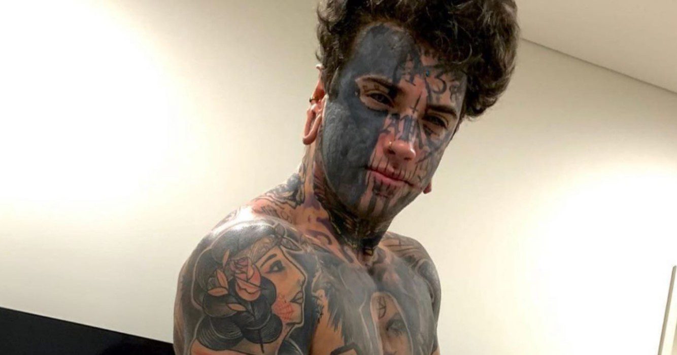 Vader is tatoeages op gezicht helemaal zat en ondergaat complete metamorfose (zo ziet hij er nu uit)
