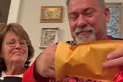 Dochter verrast vader met verzamelobject dat hij 30 jaar geleden verkocht toen zijn familie geld nodig had