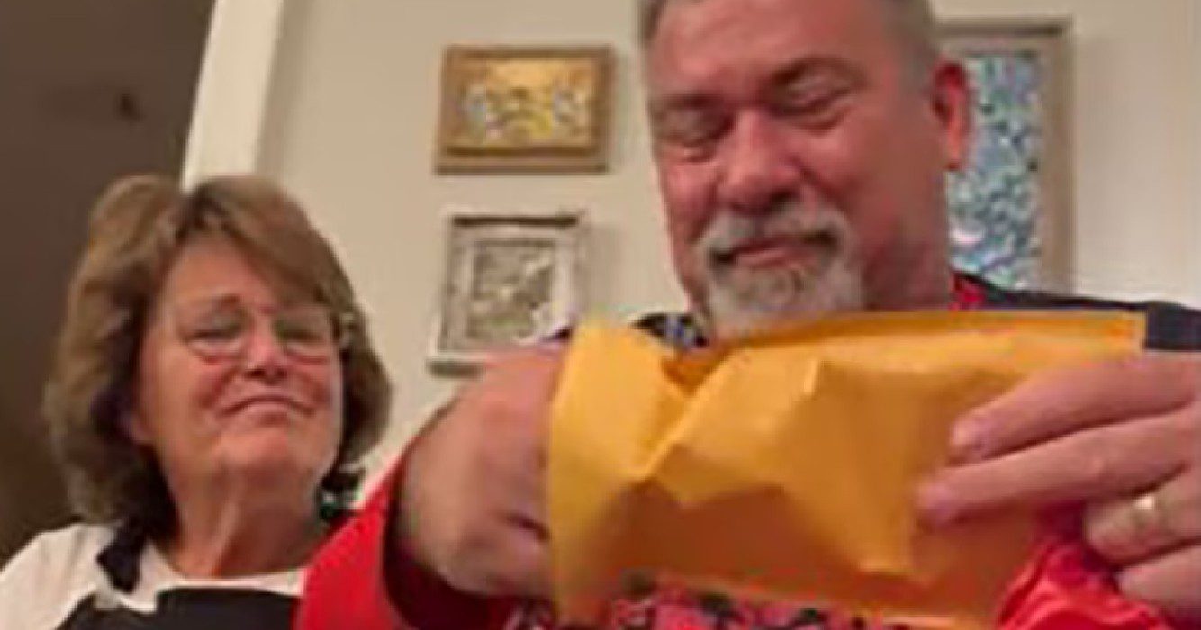 Dochter verrast vader met verzamelobject dat hij 30 jaar geleden verkocht toen zijn familie geld nodig had