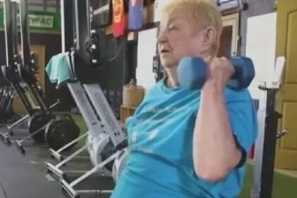 100-jarige oma vestigt wereldrecord als powerlifter en maakt geen enkele aanstalten om te stoppen