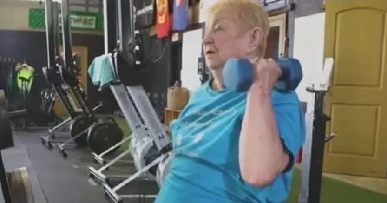 100-jarige oma vestigt wereldrecord als powerlifter en maakt geen enkele aanstalten om te stoppen