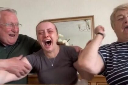 Vrouw en grootouders huilen tranen van vreugde als ze geslaagd is voor advocatenexamen