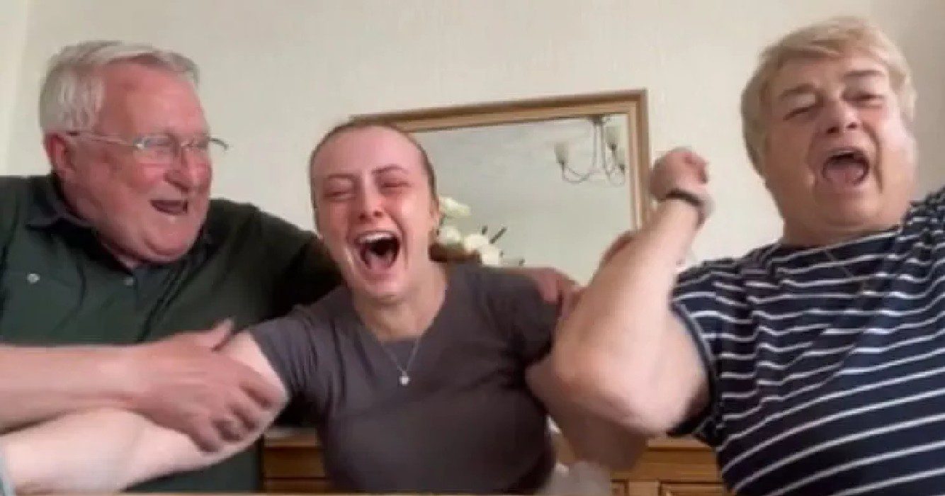 Vrouw en grootouders huilen tranen van vreugde als ze geslaagd is voor advocatenexamen