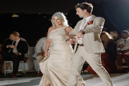 Bruidegom en moeder stelen show op bruiloft als ze beginnen te dansen