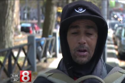 Dakloze man vindt 10.000 dollar en brengt het terug naar de eigenaar