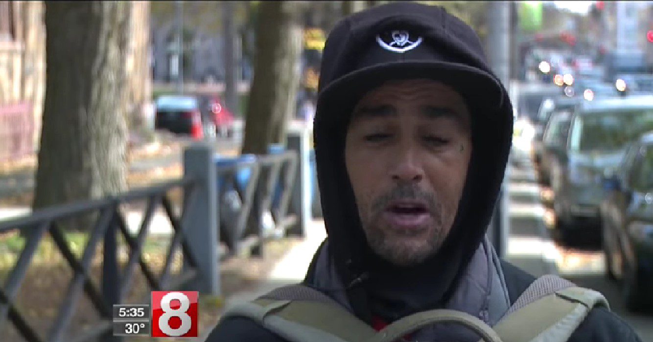 Dakloze man vindt 10.000 dollar en brengt het terug naar de eigenaar