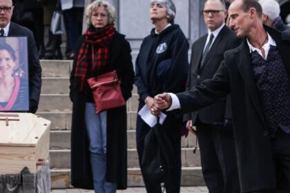 Laatste dans weduwnaar danst bij kist overleden vrouw