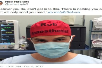 Collega's lachen als dokter zijn naam op operatiemuts zet maar zien dan al snel in dat het levens kan redden